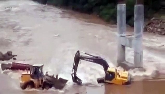 Bloqués dans les inondations ! Un ouvrier vient à leur secours avec une pelleteuse !