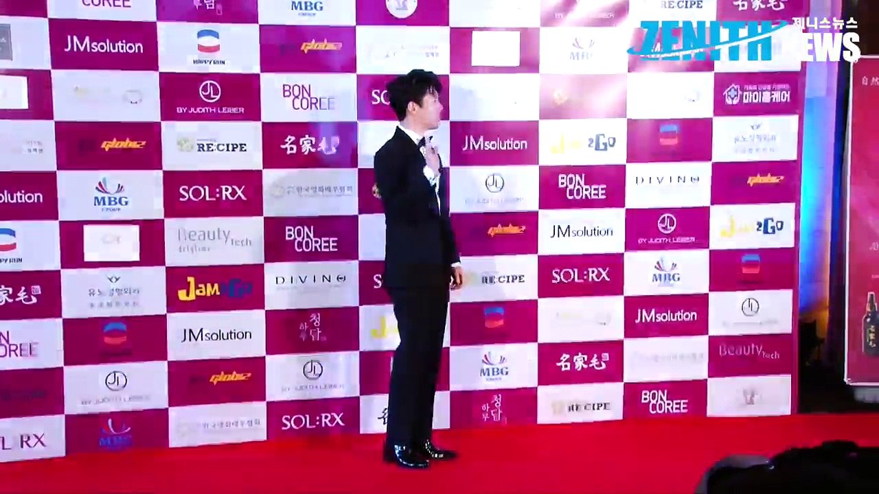 [Z영상] 장혁 Jang Hyuk, 레드카펫 빛내러 제가 왔습니다~(2017 한국영화를 빛낸 스타상 레드카펫)