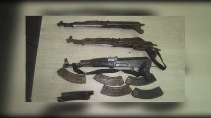 SEKUESTROHEN ARME NE KUFIRIN SHQIPTARO GREK, KAPEN KALLASHNIKOVE, FISHEKE, GRANATA E TRITOL LAJM