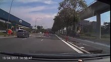 Câmara de painel filma o momento em que carro é atingido por um camião!