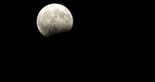 Parçalı Ay Tutulması Gerçekleşti, Tutulma Türkiye'den de Gözlendi
