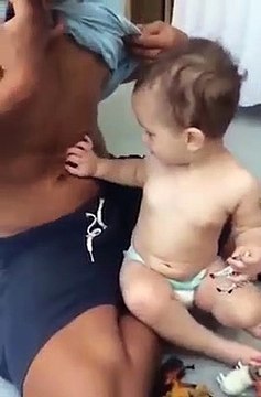 Hilarant : ce petite fait la danse du ventre comme son père !