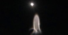Onlookers Believe They've Seen a Ghost as Strange Light Formation Spotted Next to Moon Over Gulf of California