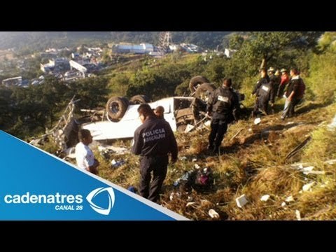 Autobús cae en un barranco de la carretera Naucalpan-Toluca