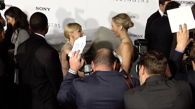 Anna Faris Meets Jennifer Lawrence Passengers Premiere