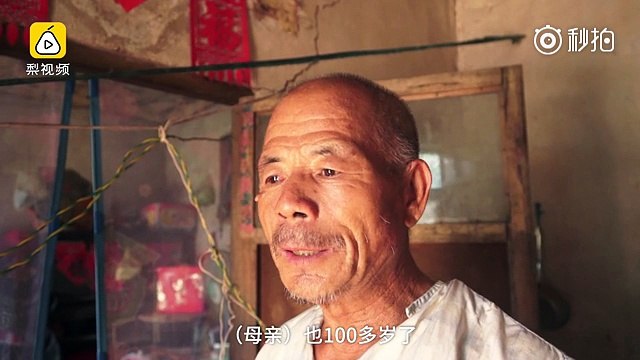 con trai đã 65 tuổi mà vẫn tận tụy chăm sóc cho mẹ già đã 104 tuổi