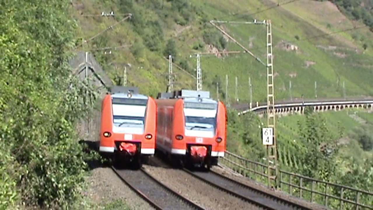 Eisenbahn und Moselschiffe bei Reil an der Mosel, NIAG 145, 2x 426, 425