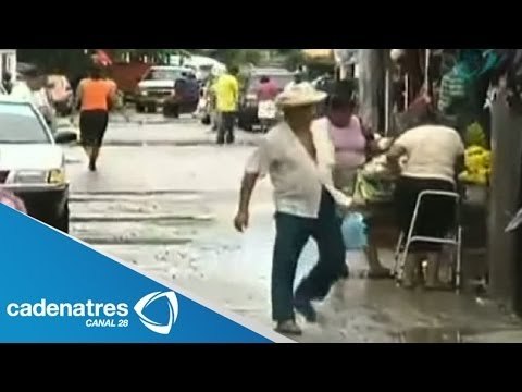 Tecpan de Galeana, Guerrero, sigue con sus actividades diarias pese al mal clima