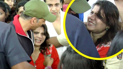 Akshay Kumar's CRAZY Girl Fan Cries Out Loud Meeting Him