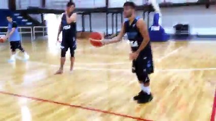 Facundo Campazzo inscrit un panier du milieu de terrain... au pied !