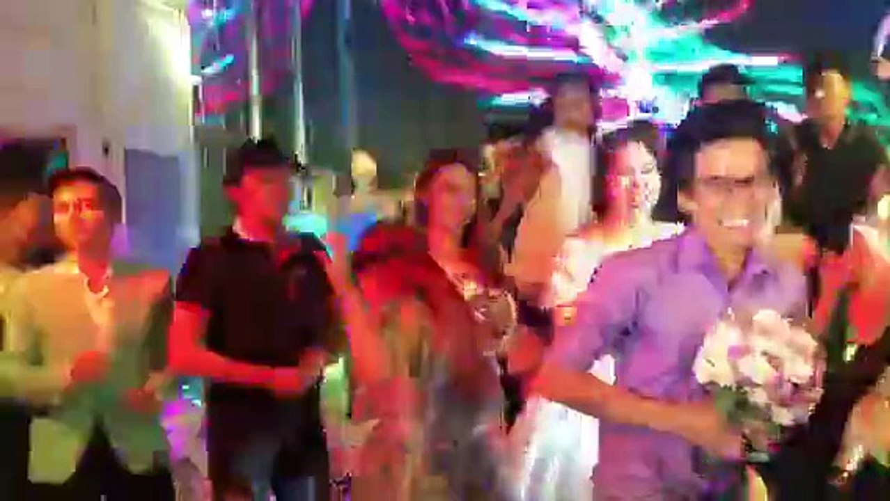 Vợ chồng Lê Phương - Trung Kiên "quẩy" tưng bừng trong đám cưới