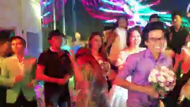 Vợ chồng Lê Phương - Trung Kiên quẩy tưng bừng trong đám cưới