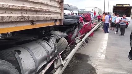 Tem'de Bariyerlere Çarpan Tır, Yolu Trafiğe Kapattı