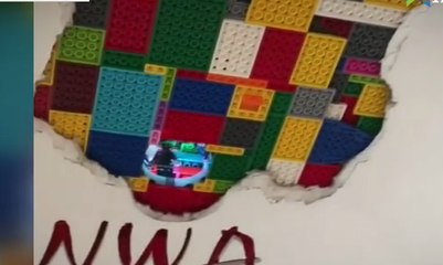 Woww... Inilah Seni Instalasi Lego di Balik Dinding Rumah