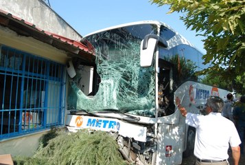 Ordu'da Akılalmaz Kaza! Önce Kamyonete Sonra Çay Ocağına Çarptı: 2'si Ağır 8 Yaralı