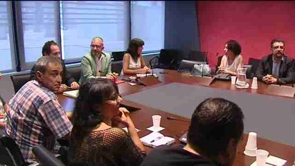 El Prat amanece con largas colas que se deshacen rapidamente mientras critican politización del conflicto