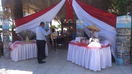 Antalya Turistlere Buzlu ve Köpüklü Havuz Partisi