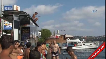 İstanbul'da çocuklar denize otobüs durağından atladı