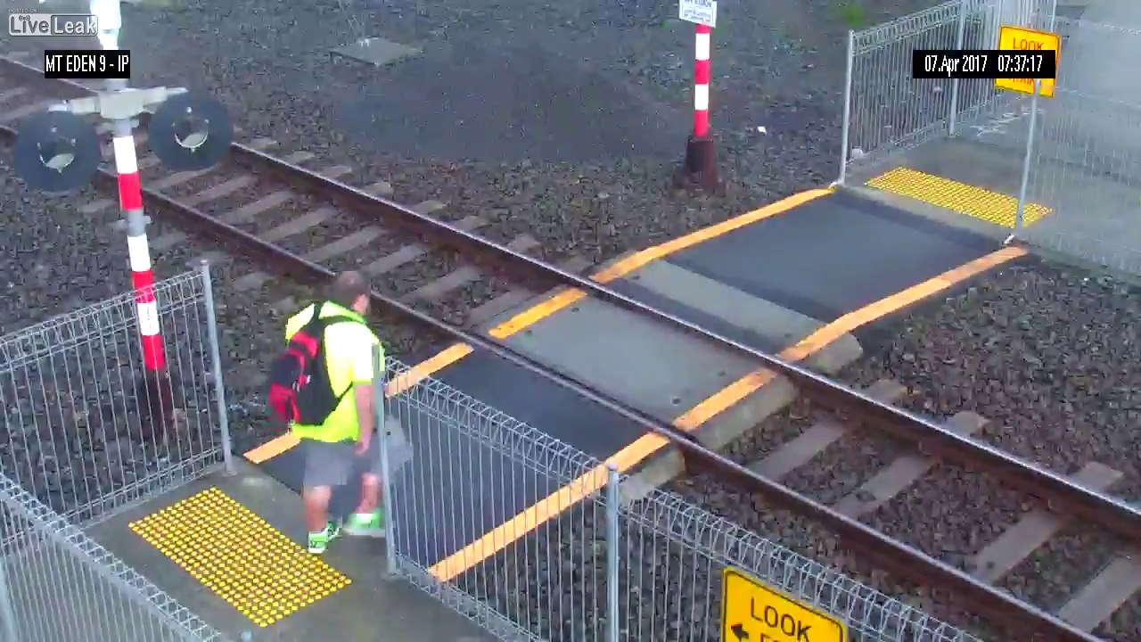 Elle traverse une voie ferrée alors qu'un train arrive