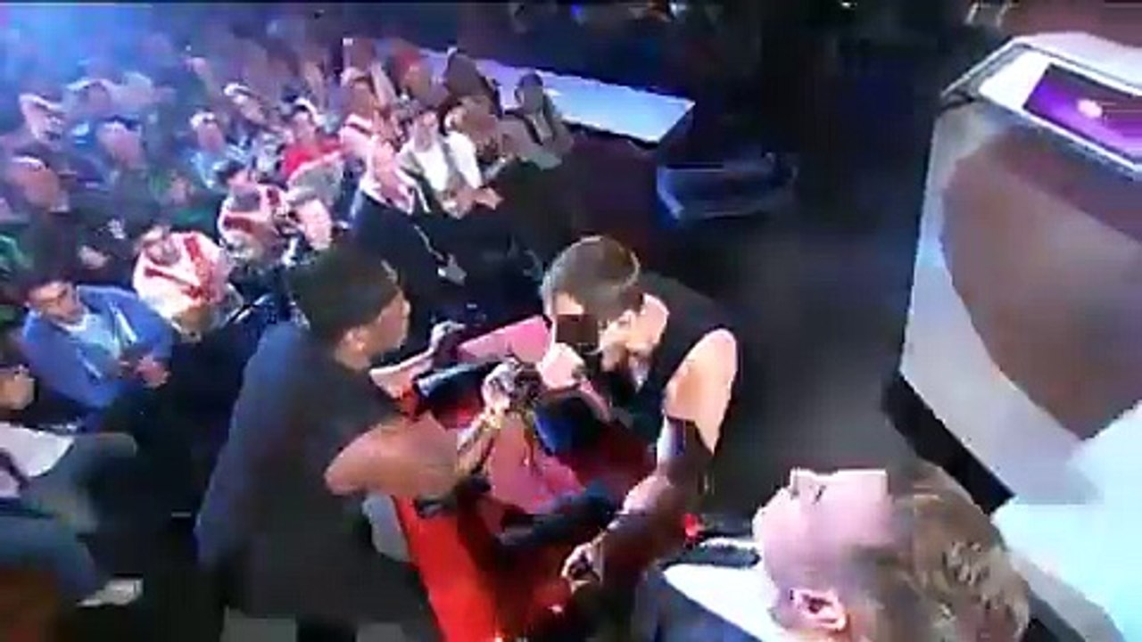 Bilek güreşi yaparken rakibine dayanamayan sporcunun kolu kırıldı!