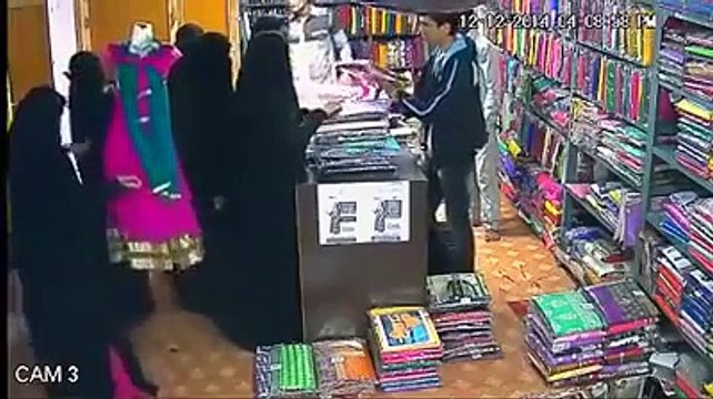 اس ویڈیو میں دیکھیں ان عورتوں نے کس طرح کپڑوں کی دکان میں چوری کی۔ ویڈیو: حسن فاروق۔ لاہور