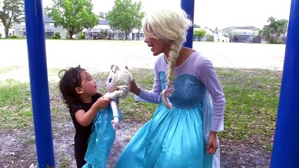 Rapunzel Baby vs Catbaby, Frozen Elsa Doll at Playground Stolen!