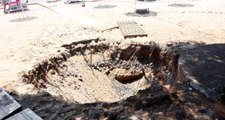 Bodrum'daki Depremin Ardından Korkutan Görüntü! Halk Plajında Çukur Açıldı