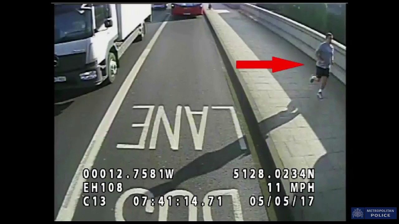 Londres: Les caméras de sécurité filment un jogger qui fait tomber une passante devant un bus et qui poursuit sa route