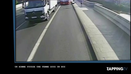 Un homme pousse une femme sous un bus sans aucune raison ! (Vidéo)