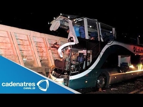 Choque de autobús y camión en Michoacán deja 8 muertos y varios lesionados