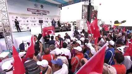 Başbakan Yıldırım: "Yolları Böleriz, Milleti ve Devleti Böldürtmeyiz Bu Herkes Aklına Koysun"
