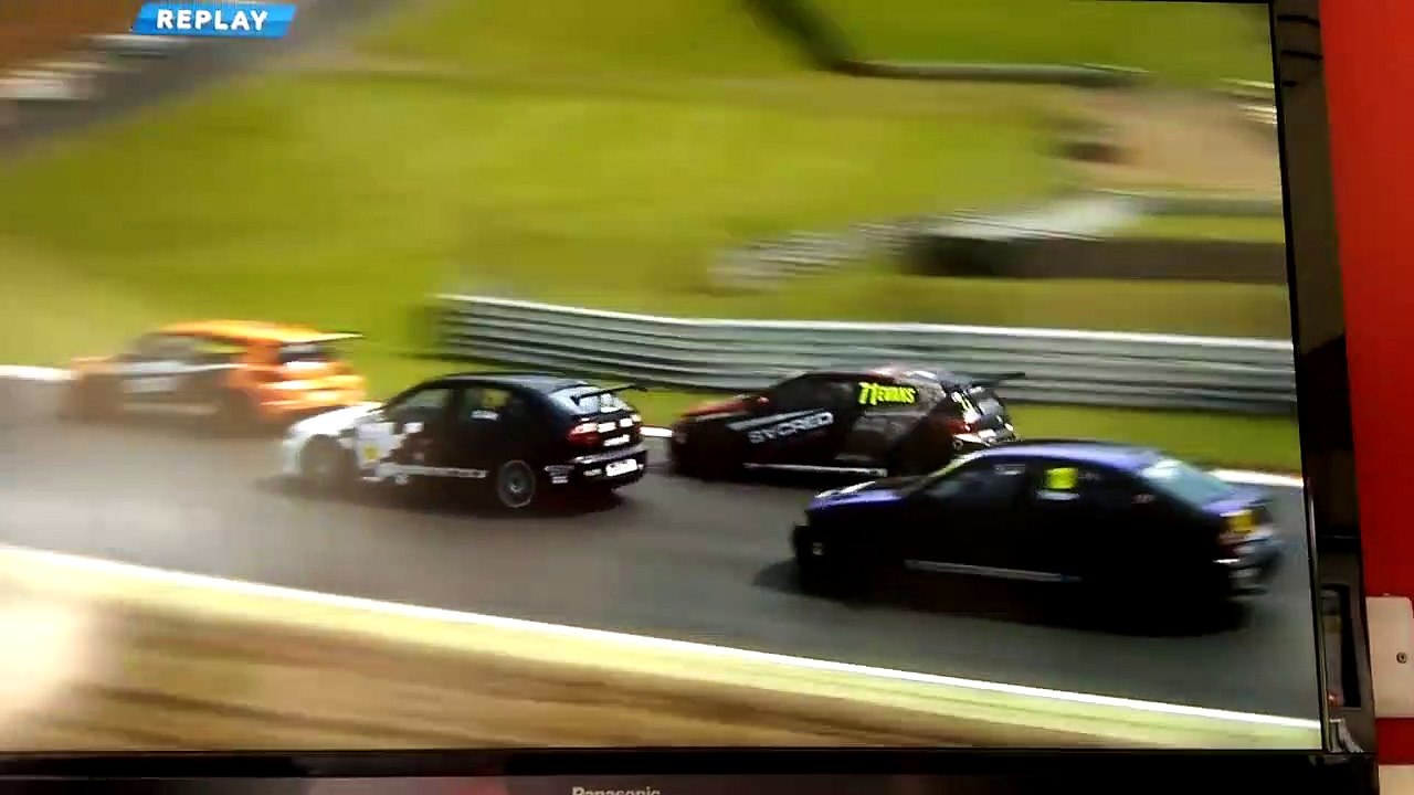 Lors d'une course, un pilote fait tous pour éviter de provoquer un crash !