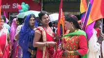 Parada gay faz homenagens a mortos no Nepal