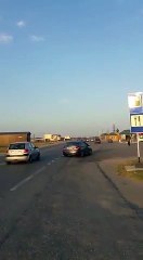 Quelle idée ! Cette avion tente de décoller sur une route et se crashe