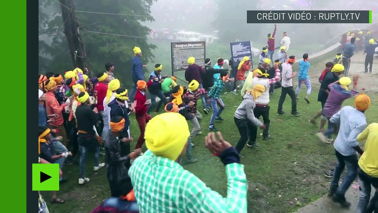 A coups de bâtons et des pierres, les Indiens fêtent le festival sanglant Bagwal Mela
