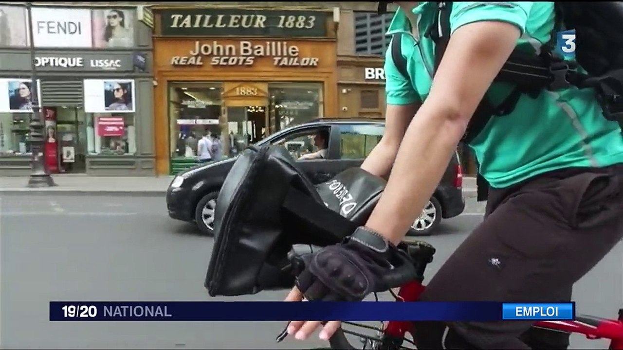 Paris  : les coursiers à vélo protestent contre leurs conditions de travail difficiles