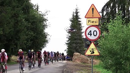 Szymon Godziek réalise un backflip au-dessus du Tour de Pologne