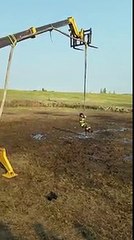 Des pompiers américains s'amusent à faire du rodéo avec un lance