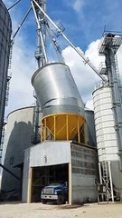 Un silo de maïs prend feu à cause d'une ligne électrique