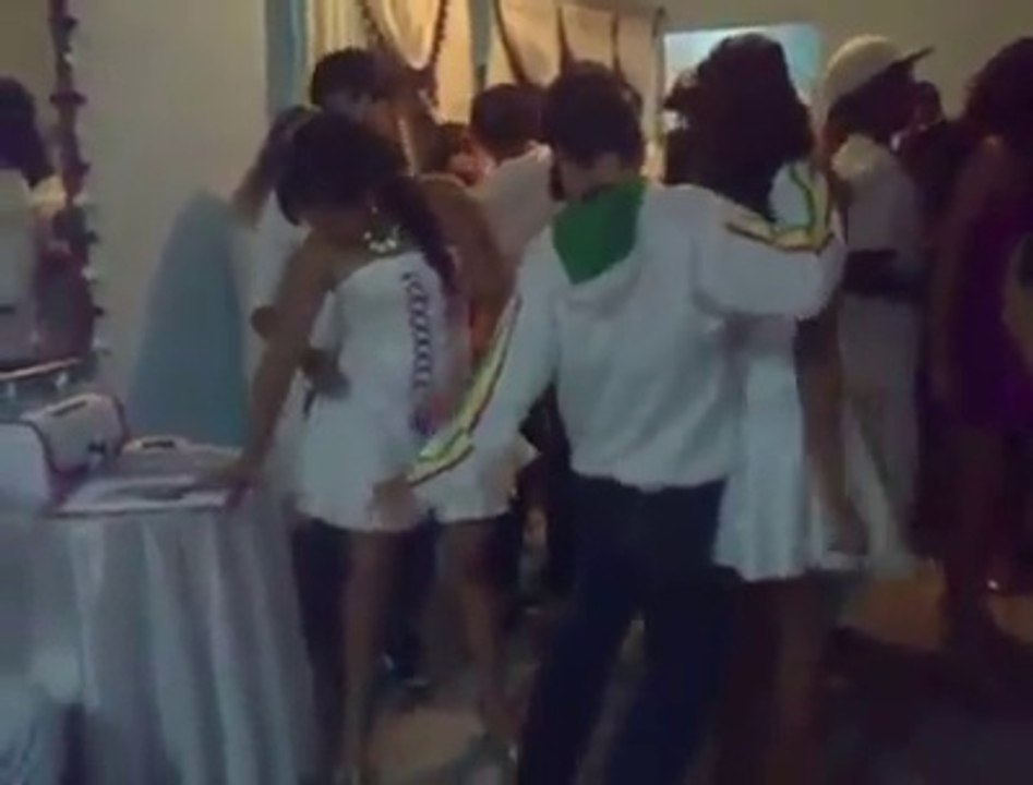 MUERE DE RISA O APRENDE A BAILAR