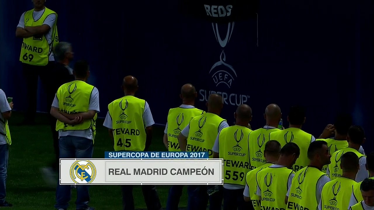 Jose Mourinho gives his medal to a fan