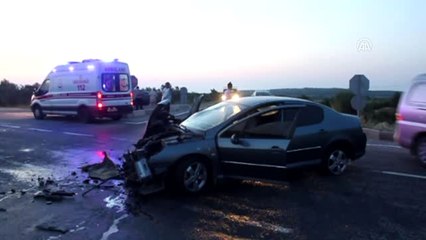 Çanakkale'de Kamyonetle Otomobil Çarpıştı: 4 Yaralı