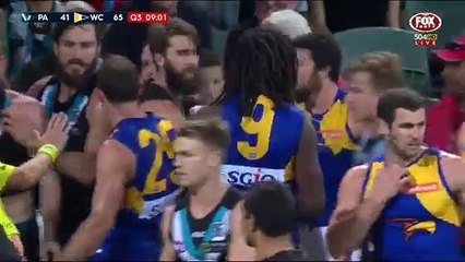 Un joueur de football australien met un coup de coude terrible ? son adversaire !