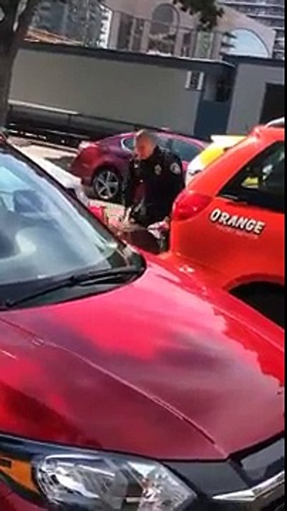 A  San Diego un chien policier ne veut pas lâcher prise