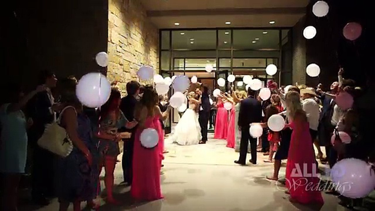 Mariés à l'arrière d'une voiture décapotable (Fail)