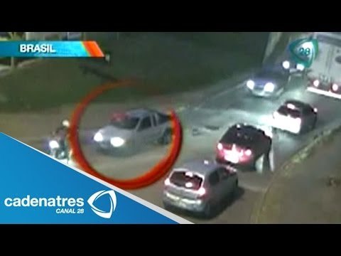 ¡¡¡IMPACTANTE!!! Atropelló a un ciclista y lo llevó muerto en el parabrisas