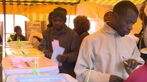 الكينيون يواصلون انتخاب رئيسهم وسط استنفار أمني