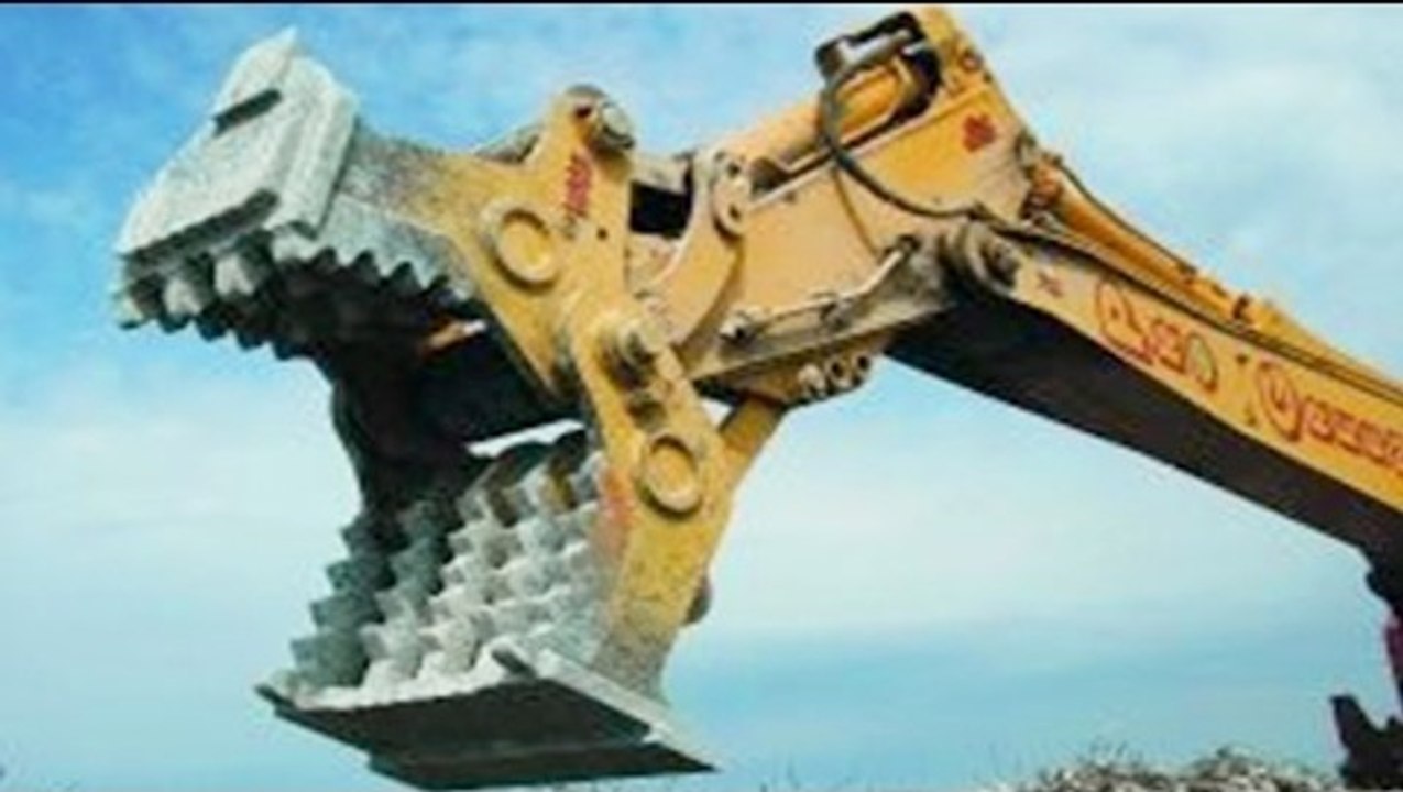Top Amazing! See the world's largest crane truck demolished tall buildings