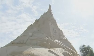 Seniman Ini Bangun Istana Pasir Demi Incar Rekor Dunia