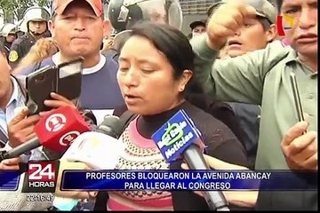 Maestros en huelga marchan por la av. Abancay con dirección al Congreso
